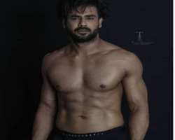 He spends hours at the gym to maintain his six-pack abs.
